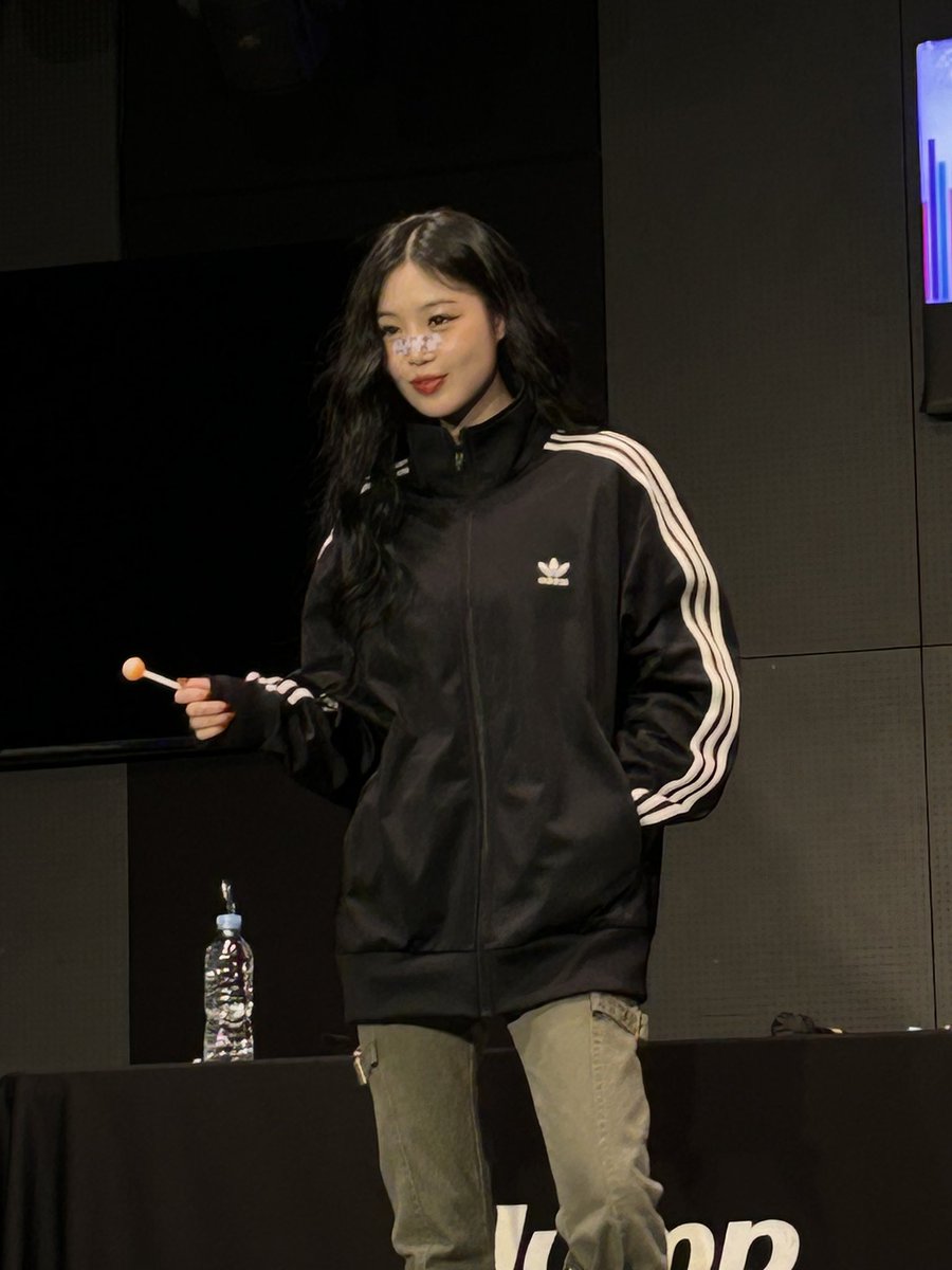 수진이 실물 : 사진보다 백만배 이쁨 눈 왕방울만하고 이목구비가 꽉꽉 채워져 있음
살면서 눈으로 본 사람 중에 젤 예쁨 역시 아이돌이구나 싶음