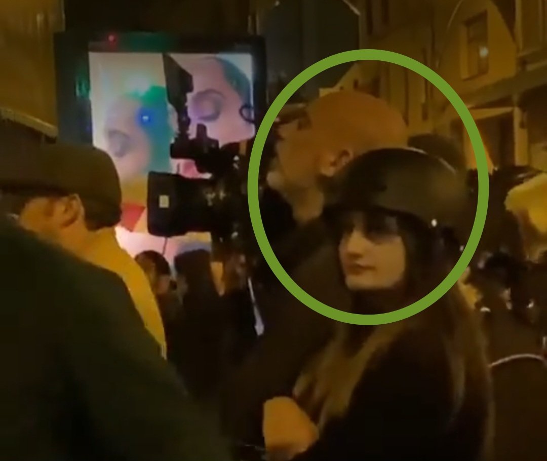 La Sexta necesita vender que las manifestaciones contra el PSOE y la amnistía son tan violentas,que la reportera que sale por la tele lleva casco y chaleco, pero el cámara que está a medio metro no, porque le protege su calva de acero...
#EspañaNoSeRinde
#FelizDomingo