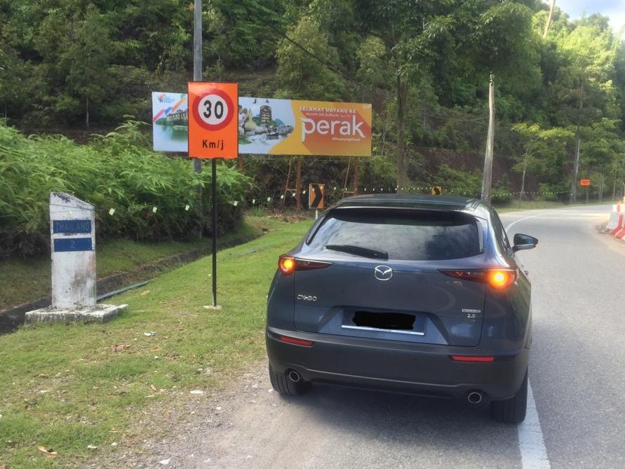 vic_fzy's tweet photo. Left 2km to reach Thailand #Mazda #CX30 #withmazda #Malaysia #Thailand https://t.co/etlIOpZ8yi