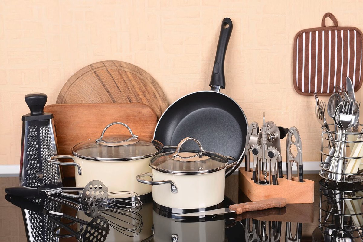 TahananKPR's tweet photo. 3. Peralatan Dapur

Baru deh setelah alat makan giliran peralatan dapur kaya panci, wajan, teflon, spatula, dan alat masak lain yang penuh minyak, sisa kuah, ataupun bumbu masak dicuci.

Biar apa? biar kotorannya gak nular ke alat makan atau minum. https://t.co/d5qHNGKCPn
