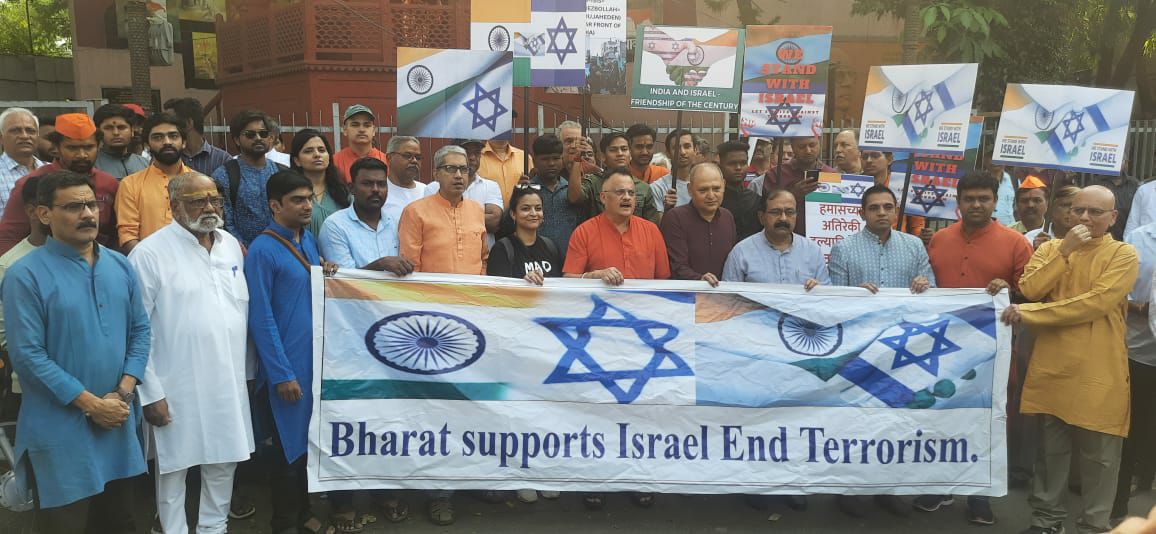 Parag_hjs's tweet photo. 🇮🇳🇮🇱 #Pune stands with #Israel 

#पुणे येथील हर घर सावरकर समिती आणि भारत इस्राएल मैत्री मंच आयोजित 'पदयात्रे'त @Hindujagrutiorg चा सहभाग ! 

@SG_HJS
@Ramesh_hjs
@SatyakiSavarkar
@Krantipetkar1 https://t.co/iosKmCUmx3