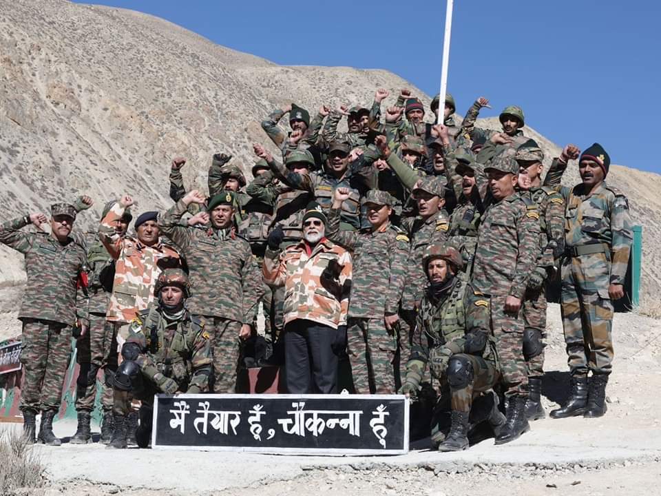 dhamikidhoom's tweet photo. प्रधान सेवक @narendramodi जी दीपावली के पावन अवसर पर हिमाचल में सीमा र���्षकों के साथ।

#HappyDiwali 🪔 https://t.co/0SiZNRNv9X