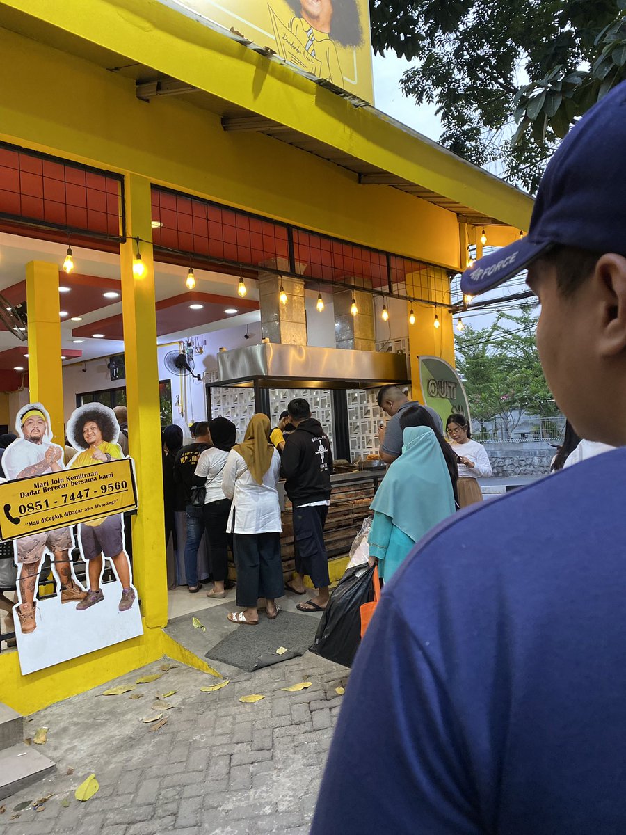 adnptr__'s tweet image. Ngantri Dadar Beredar Pejaten sejam lebih, awas aja mengecewakan rasanya!