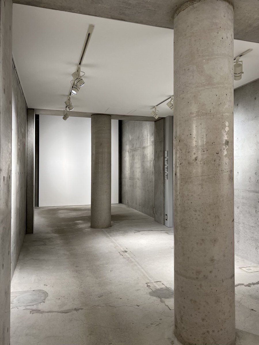 sosugita's tweet photo. @ArchiOfTheYear の展示が終わり、撤収のためにギャラリー日本橋の家へ。2週間展示した #CreativeMaintenance Wall を解体し広島へ持ち帰る
最後にオーナーの金森さんに中庭の可動式ガラス屋根の開閉を見せて頂き、安藤建築での暮らしについて伺えたのはご褒美のような時間だった https://t.co/E6ZCSzG9Cx