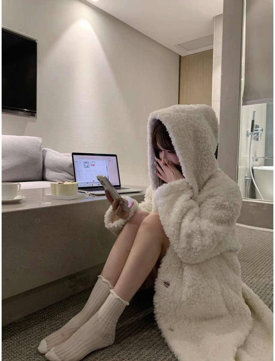 purupury_'s tweet photo. 冬はまっしろモコモコで過ごすからこそ、ちらっと見える肌のもちもちさと、モコモコ着ててもわかる華奢さと、寒さでピンクに染まる頬と、うるうるな唇、、を手に入れたいよね🪽🎀 https://t.co/j9QtkAVGLN