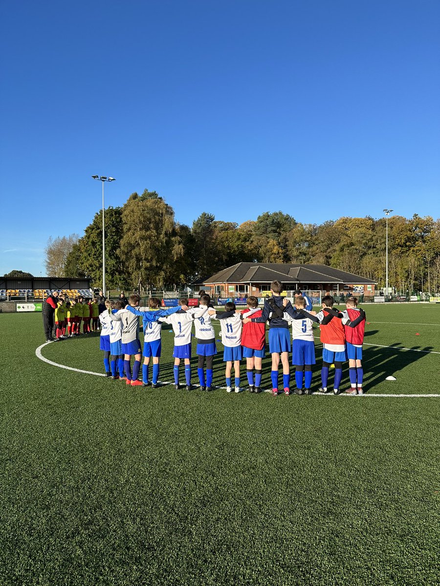 Moment of silence impeccably observed by @AscotUnitedFC Aces U12s and #PinewoodPanthers U12. Great job, boys 👏🏻 #ascotunited 🟡🔵