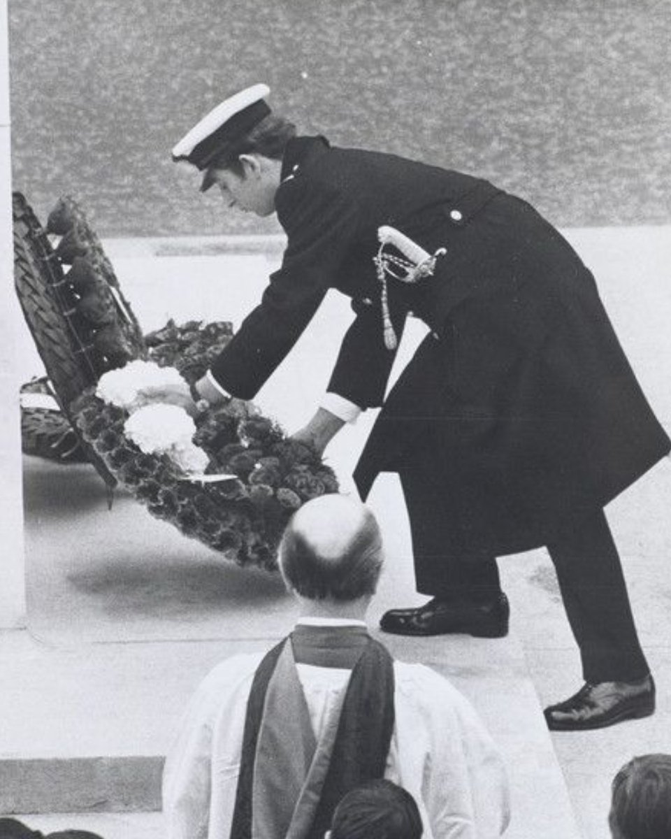 On #RemembranceDay it is a tradition for the Monarch to lay a wreath at the Cenotaph. 

📷 King George V in 1924
📷 King George VI in 1942
📷 Queen Elizabeth II in 1957
📷 The King, (when The Prince of Wales in 1972)

#WeWillRememberThem #PoppyDay