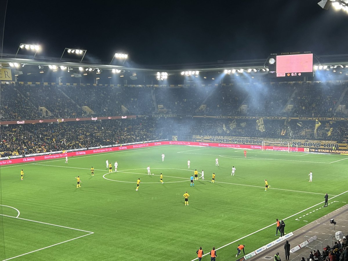 Há algum tempo que não via futebol sem artifício. 90 minutos de jogo, mínimo tempo perdido, sem reclamações constantes, teatro ou recital de mergulhos. Refrescante. No final Young Boys 6 - 1 Luzern. Fantástico ambiente.