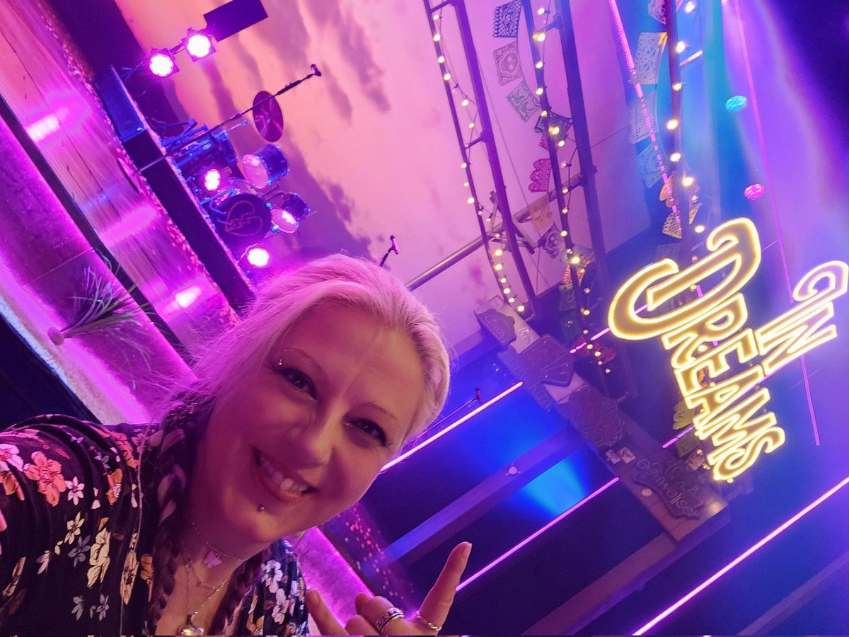 Last #Toronto day, for the #AMAZING <a href="/indreamsmusical/">In Dreams</a> starring super-duper <a href="/OliverTompsett/">Oliver Tompsett</a> &amp; <a href="/LenaRockerHall/">Lena Hall</a> et al!! What a show! What a cast! Break legs, chookas, &amp; toitoitoi! Have a wonderful time all u lovely peeps!! 😃👏🎉 
#ThankYou for the best time! (&amp; <a href="/LeedsPlayhouse/">Leeds Playhouse</a>) 😁 x