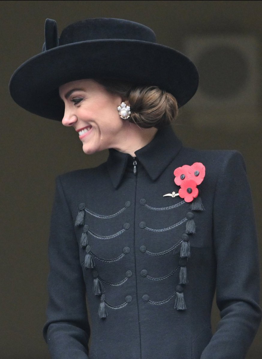 She is  the perfect model Of class and respect. 👑
#RemembranceDay #PrincessCatherine #PrincessOfWales
