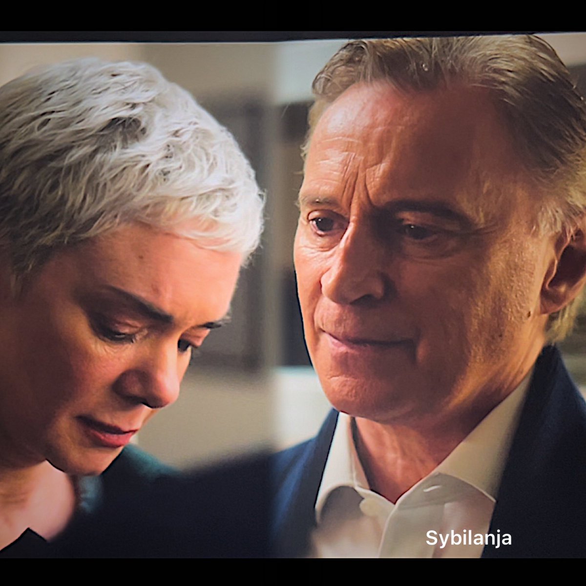 EncantoSybille's tweet image. The way he looks at her, and I've seen this scene umpteen times ..., it blows me away every time, what a look. #CobraRebellion #VictoriaHamilton #RobertCarlyle #Robanna