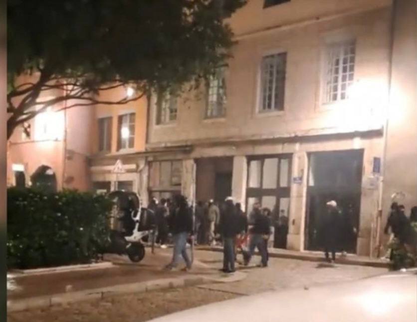 Fransa'nın Lyon kentinde aşırı sağcı grup ellerinde sopalarla Filistin temalı konferansı basarak 3 kişiyi hafif yaraladı.

#besiktasinmacivar #Israel #France #America #psvpec #topmodel #sundayvibes #fcklive