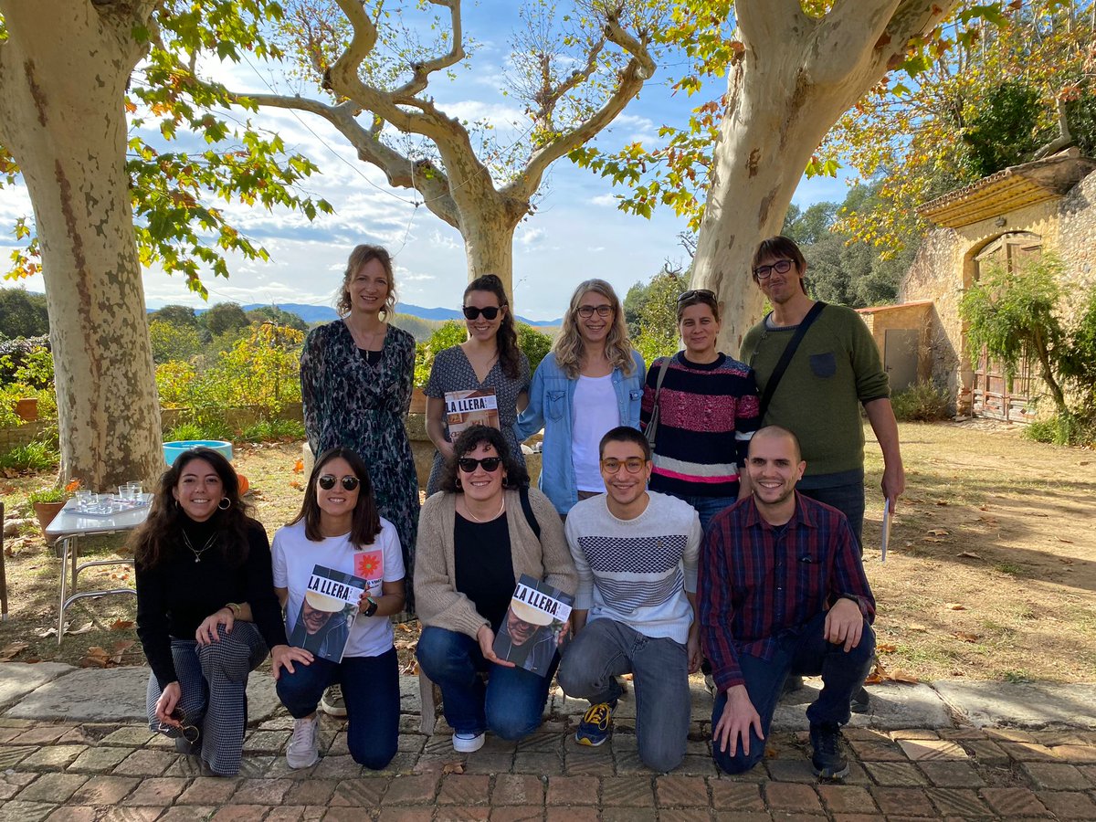 Quin tros de diumenge, a Can Santamaria de Raset! Hem presentat #LaLlera66 amb aquests vistes🤩I hem visitat la torre de guaita i el museu d'art contemporani de la família Bueler (no us el perdeu!). Visca la descentralització de la cultura, el patrimoni i el periodisme local!