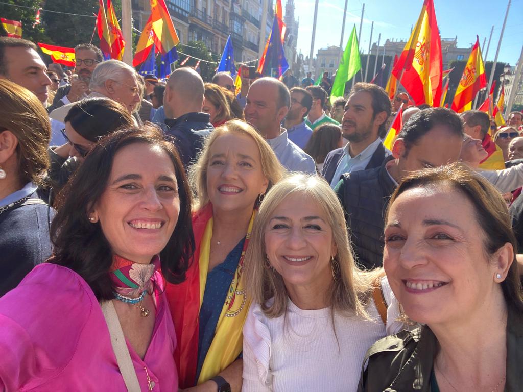 GRACIAS a los más de 65.000 sevillanos que se han unido hoy para decir no a Pedro Sánchez y a un pacto indigno. 

🇪🇦 #EspañaNoSeRinde