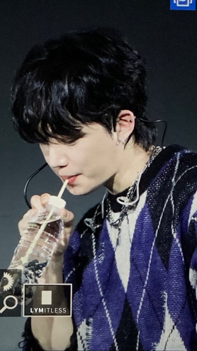 _lymitless's tweet image. 231112 FAN CONCERT
물도 잘먹고 사람 좋아하고 이게 강아지야 특히 귀여운걸 보면 딘짜 강아지 맞음 
#임영민 #영민 #イムヨンミン #ヨンミン #LIMYOUNGMIN #YOUNGMIN