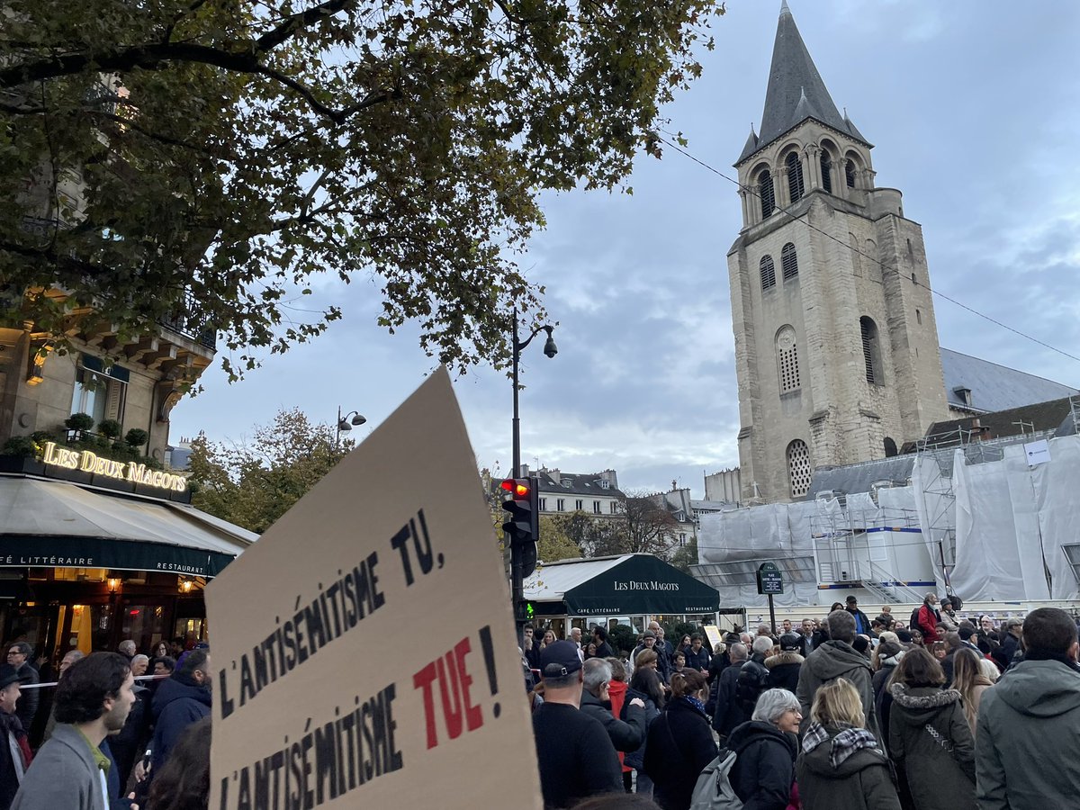 #marchecontrelantisemistisme devant les Deux Magots, le café où débute « Rabbi Jacob ». Tout un symbole !