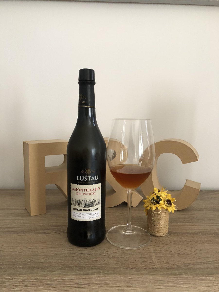RafaPenaP's tweet photo. Acabando el #findesemana y la #sherryweek muy buen acompañado por #amontilladodelpuerto #singlecask @bodegaslustau @vilaviniteca #florpower #vino #wine https://t.co/BoYvQslGOJ