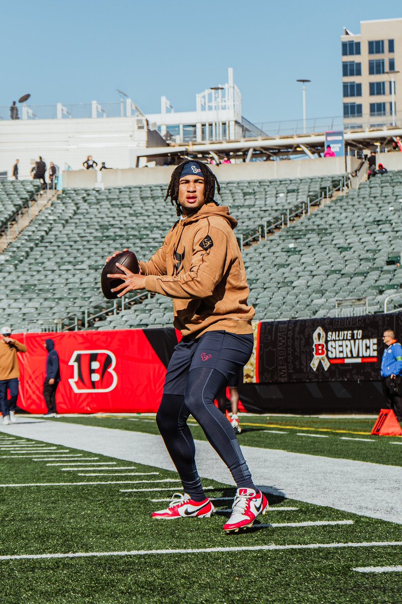 OhioStateFB's tweet photo. CJ7️⃣ back in OH…
     
📷: AP https://t.co/NkVYNMBJVn
