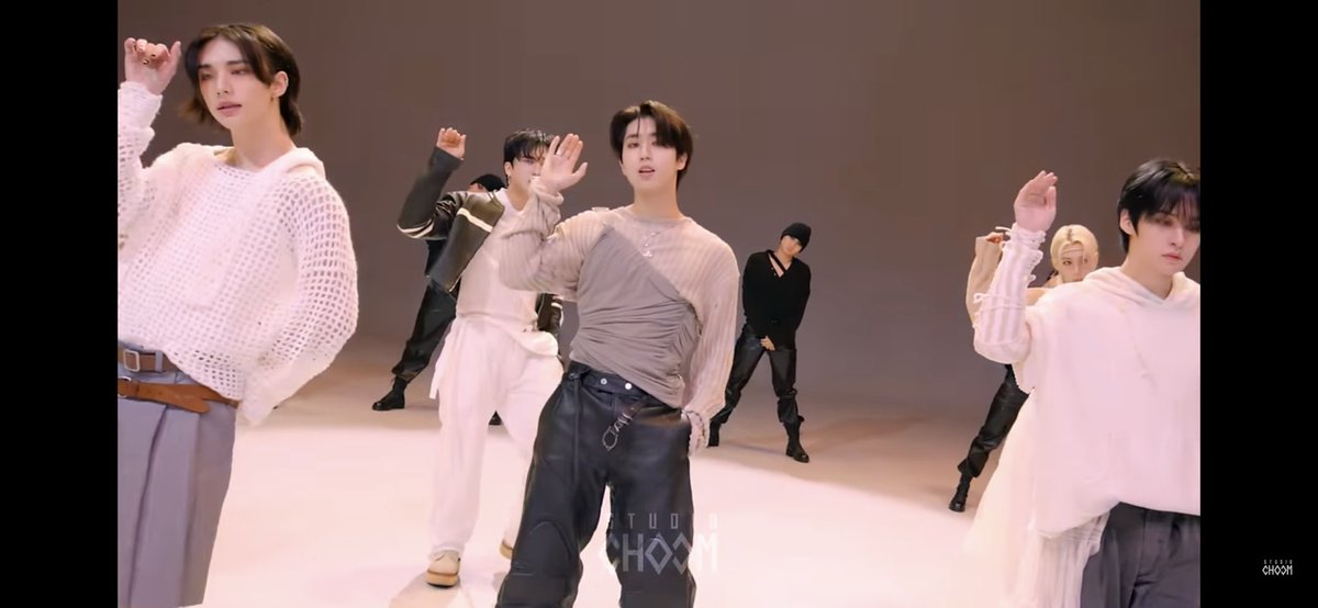 Rubyone009's tweet photo. @M2MPD #BEORIGINAL_스트레이키즈
정말 감사합니다🥹 모든 게 너무 잘 나왔어요, 조명이 딱 맞아요!분위기가 확 살아나...아이들이 너무 이뻐요ㅠ..어느 멤버를 보는지 확 모르겠어요.그리고 지성이 춤 너무 좋아요😭 너무너무 좋아해요!제가 지성이 폴라로이드를 받을 수 있다면 정말 감사하겠습니다🥹제발🙏 https://t.co/XRIiS5YZbK