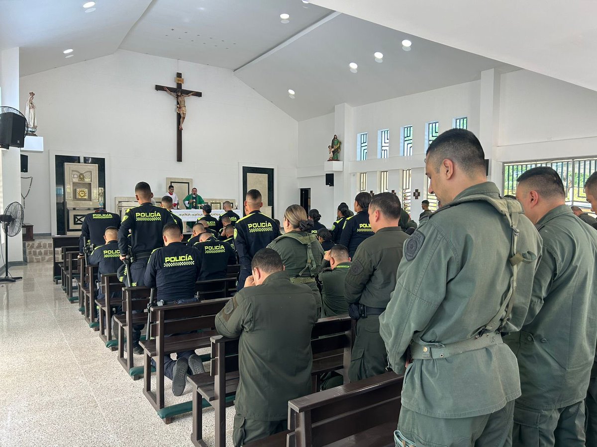 PoliciaNteSder's tweet photo. Unimos espiritualidad y bienestar al celebrar la Eucaristía con nuestro personal, siguiendo la estrategia 4D "Un Estilo Vida saludable". 🙏📚 #Espiritualidad #Salud https://t.co/sdhUJbEVYQ