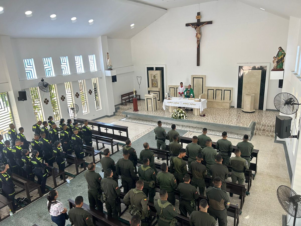 PoliciaNteSder's tweet photo. Unimos espiritualidad y bienestar al celebrar la Eucaristía con nuestro personal, siguiendo la estrategia 4D "Un Estilo Vida saludable". 🙏📚 #Espiritualidad #Salud https://t.co/sdhUJbEVYQ