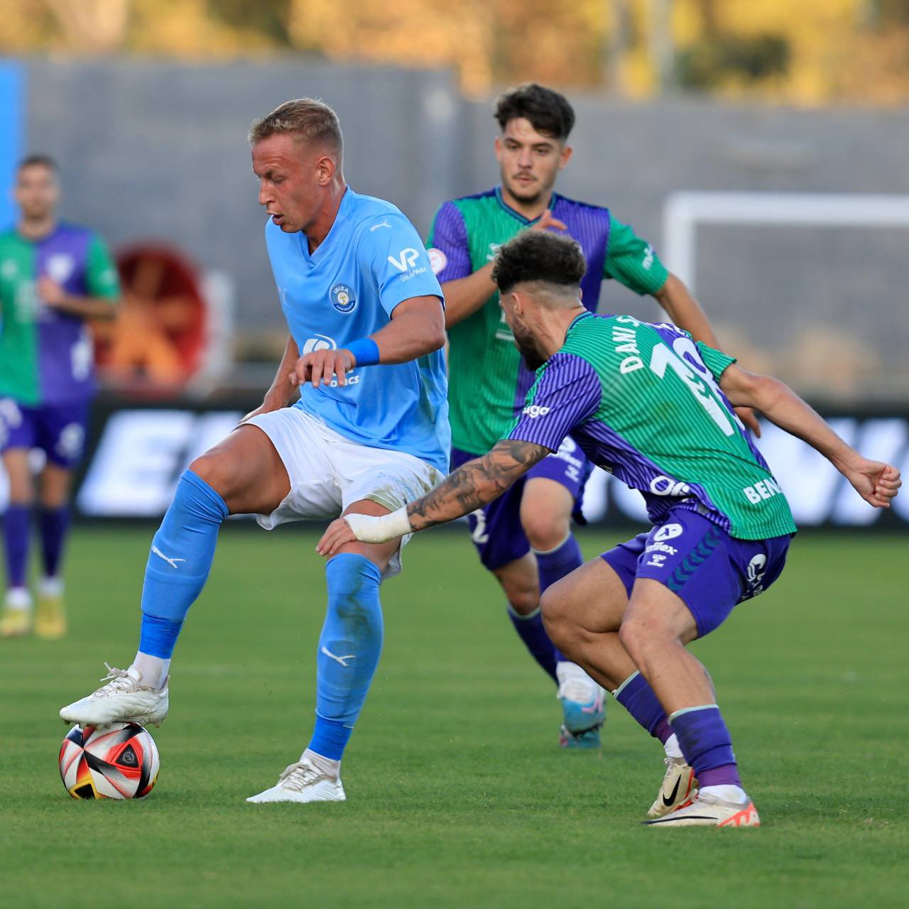Obolskiy, jugador de la UD Ibiza, en un duelo con Dani Sánchez. Fuente: UD Ibiza