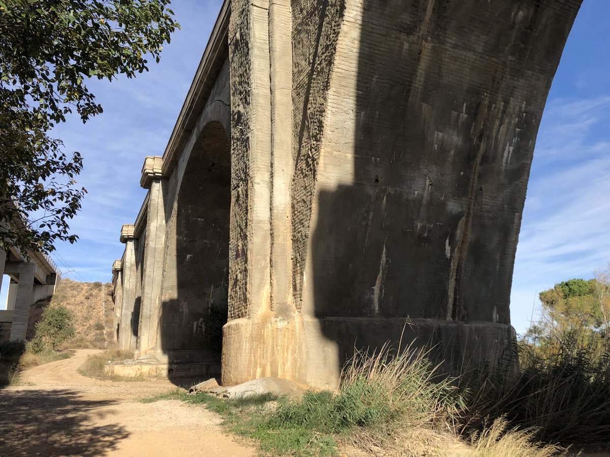 El Puente Negro de Samper de Calanda, icónico puente en desuso de la línea Madrid-Barcelona sobre el río Martín. Aprovechad para verlo que Adif tiene planeado su destrucción.  #samperdecalanda #Teruel