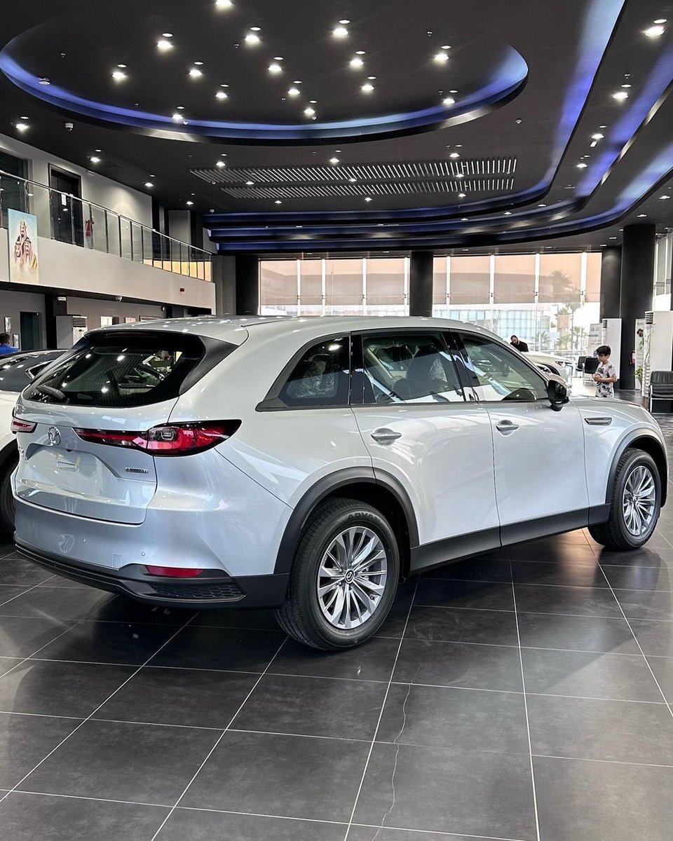 NMR2500's tweet photo. وصلت مازدا CX-90 الجديدة (بديلة CX9) عند الوكيل السعودي الحاج حسين رضا 
وتجي بخيارين من المحركات/
الاول / محرك 6 اسطوانات سعة 3.3 لتر بقوة 345 حصان وعزم دوران 500 نيوتن متر متصل بناقل حركة اوتوماتيكي من 8 سرعات ونظام دفع رباعي بمحرك كهربائي صغير وهو الذي يدعم النظام الهجين المخفف
الثاني / محرك 6 اسطوانات سعة 3.3 لتر بقوة 284 حصان وناقل حركة اوتوماتيكي من 8 سرعات 
@mazdasaudi
.
♦️الأسعار/
-فئة كور بسعر 161,000 ريال سعودي
-فئة عالية بسعر 189,750 ريال سعودي
-فئة عالية بلس بسعر 207,000 ريال سعودي
*الأسعار شاملة الضريبة
#مازدا