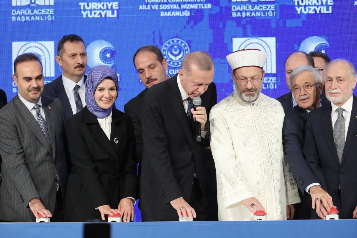 MahinurOzdemir's tweet image. Sosyal hizmetlerde bir devrimin adı olarak kurulan Darülaceze ile 128 yıl önce dünyaya sosyal hizmet alanında bir model teklif etmiştik. Bugün “Sosyal Yaşam Şehri” ile bu emsalsiz geleneği geleceğimize taşıyoruz.

Darülaceze kapısı her çalındığında gelenin kim olduğuna…