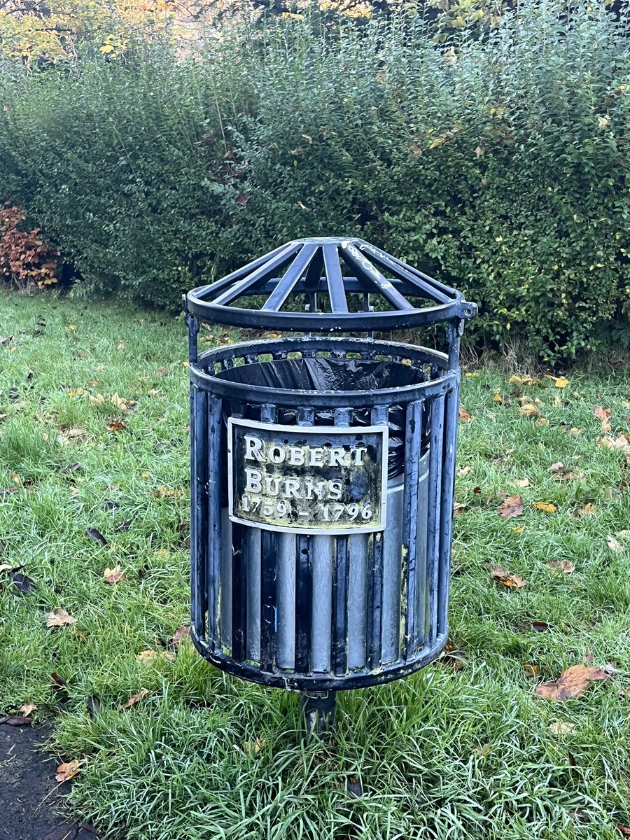 levisdepressor's tweet photo. what if we kissed at the robert burns bin https://t.co/2Yatf6bRnT