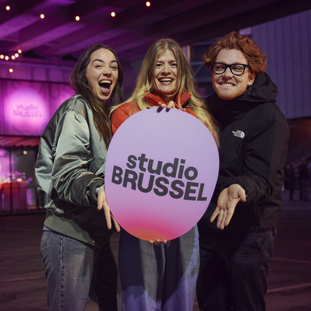 Ons logo verandert, de muziek niet. Vanaf 21:00 hoor je het volledige concert van Queens of the Stone Age (<a href="/qotsa/">QOTSA</a>) in het Sportpaleis live op je radio en op <a href="/vrtmaxbe/">VRT MAX</a>. Eva, Thibault en Flo zijn op post. 🫡