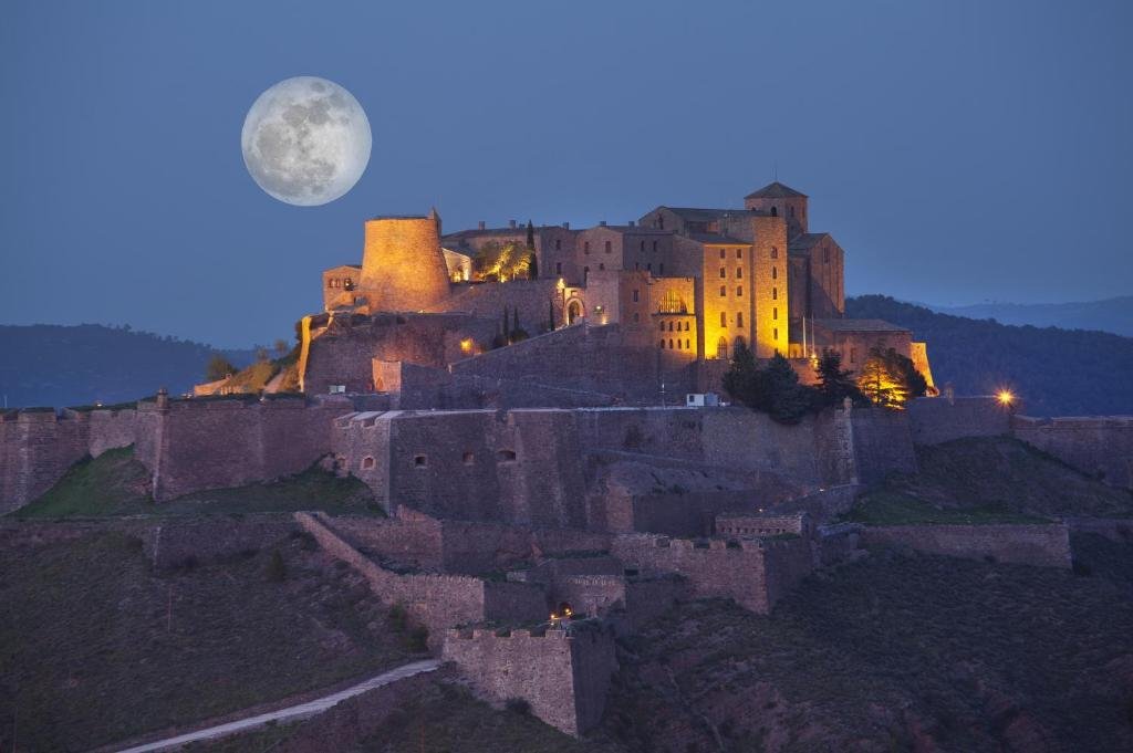 Plantripio's tweet image. 8. Parador de Cardona, Spain

Step into the past at #ParadorDeCardona in Spain. This 9th-century fortress offers breathtaking views and a glimpse into medieval history. 🇪🇸 #CastleHotels #SpainTravel @spain @paradores