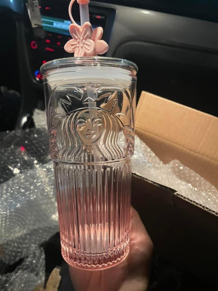 elayshia_'s tweet image. These clear glass Starbucks tumblers are cute 😍