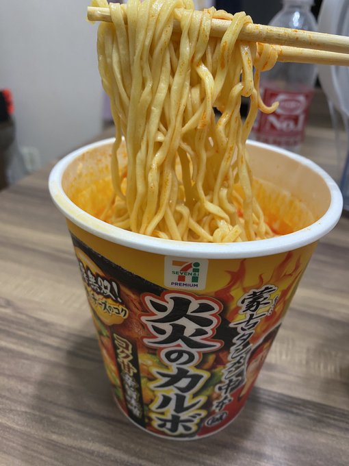 4時半起きなのに寝れないからハイカロリーなカップ麺🍜 普通のやつの方が好きだな〜。。。 https://t.co/uAXV9TO7s7