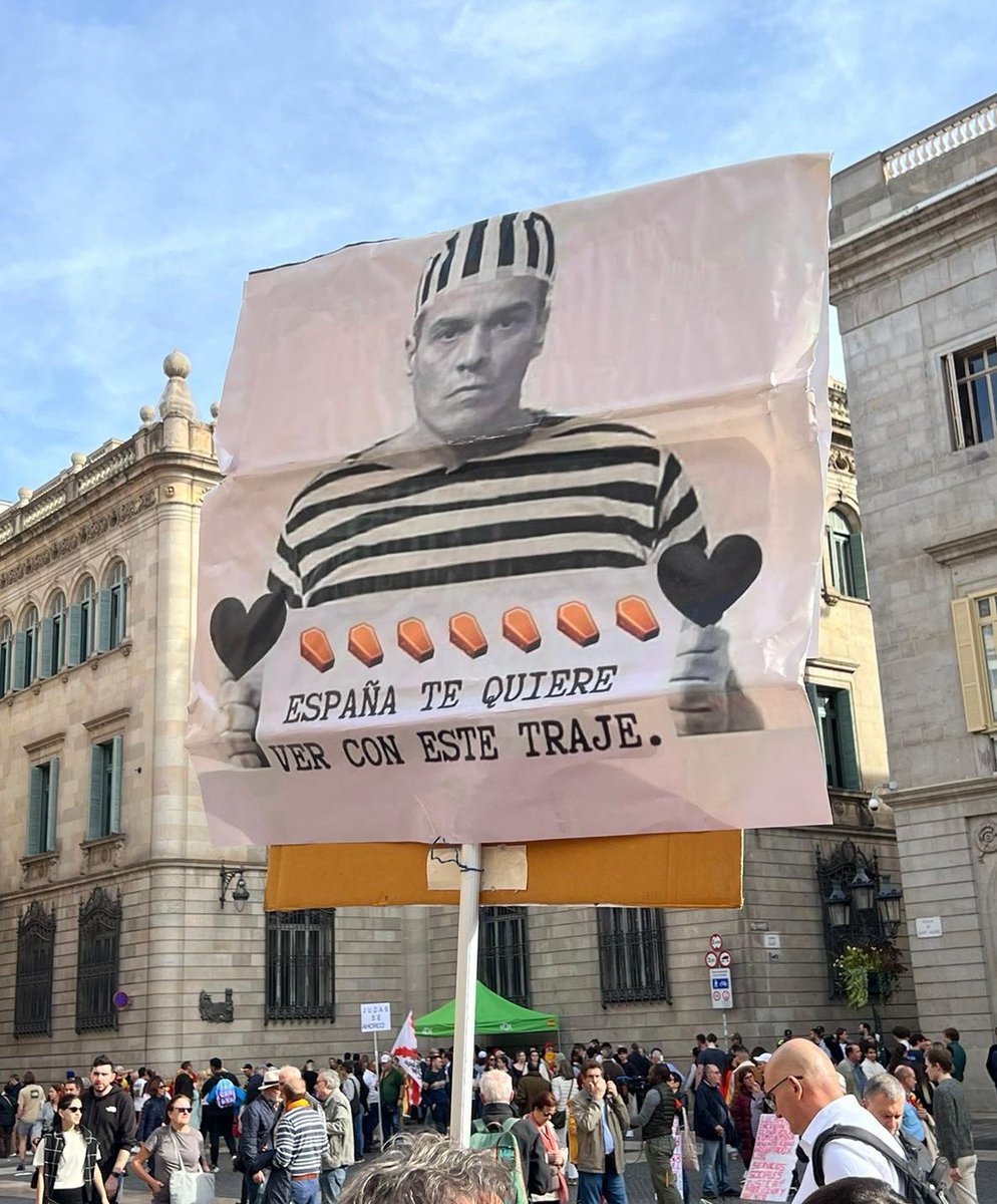 GuajeSalvaje's tweet photo. Este cartel en Barcelona resume el sentir de millones de españoles.

#EspañaNoSeRinde https://t.co/q1A0F2bK0u