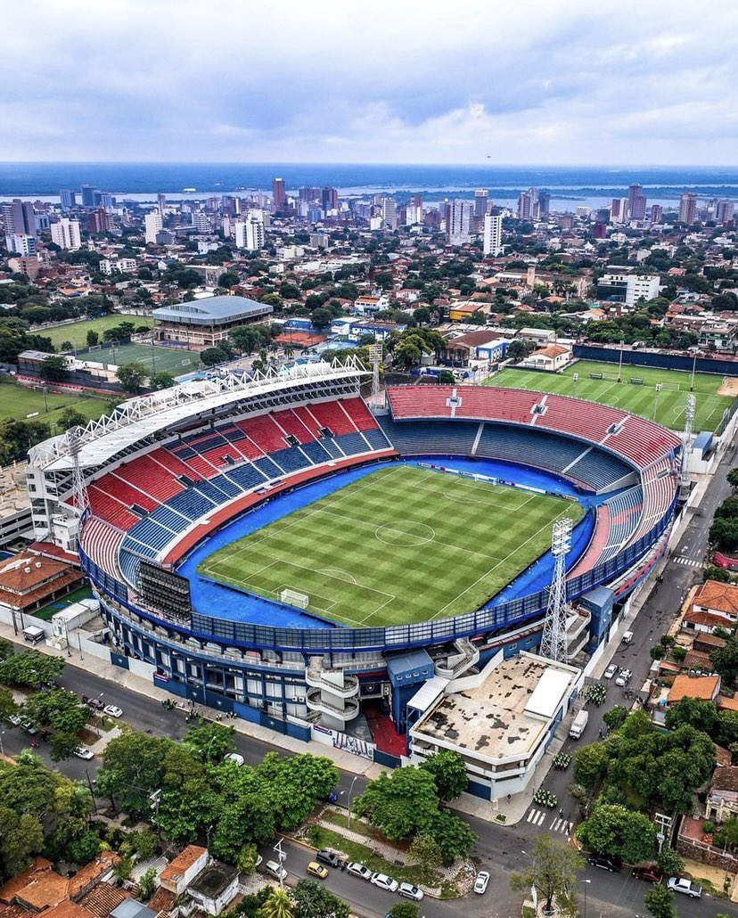 nanduti's tweet photo. "La Nueva Olla" entre los estadio más imponentes de Sudamérica🏟️🤩

🔵🔴El estadio del @CCP1912oficial, "General Pablo Rojas" fue reconocido cómo uno de los estadios más bonitos de América del Sur

👏Su capacidad para más de 45.000 personas lo hacen el más grande de Paraguay

📻#1020AM #ÑandutíDeportes

📸@ViejaGuardiaEA