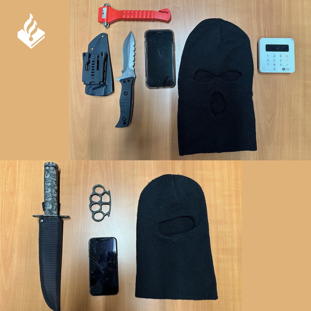 Vrijdagavond zagen surveillerende agenten op de Markt in Dokkum twee jongens zich verdacht gedragen. Tijdens de controle bleek het duo (beiden 15 jaar oud) in bezit te zijn van o.a. messen, bivakmutsen en een boksbeugel. Ze zijn voor wapenbezit en verder onderzoek aangehouden.