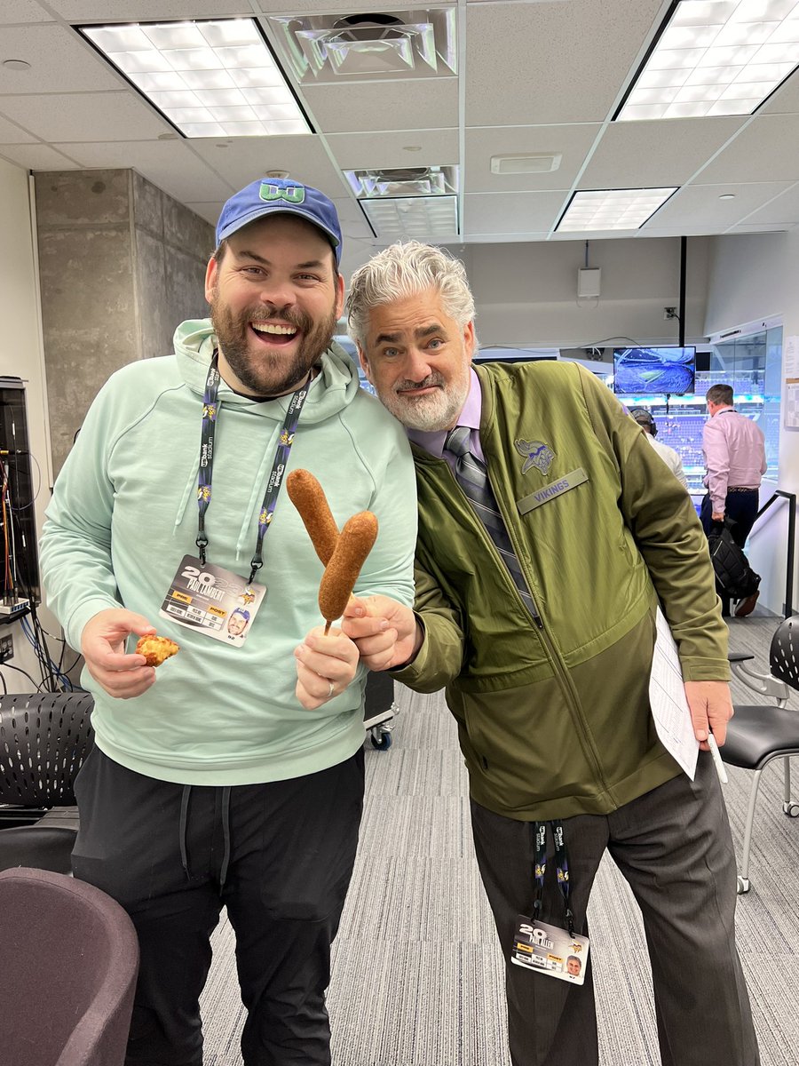 KFAN1003's tweet image. Hungry at the #Vikings game?

Stop by one of @CurdsandCakes 5 locations in the Stadium and dig into their cheese curds and hand dipped corn dogs!

Or try their new jalapeño Wicked Wieners and Curds for an extra kick!

#Ad