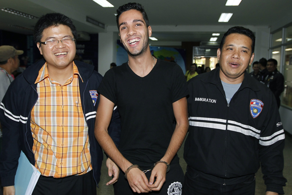 Mehdi_Scalify's tweet photo. Au terme de 5 ans de traque, Hamza est arrêté en janvier 2013 par la police thaïlandaise alors qu'il faisait escale à Bangkok en route vers la Malaisie.

Le hacker garde le sourire pendant son arrestation et le partage même à ceux venus le stopper. https://t.co/2AenGpma2m
