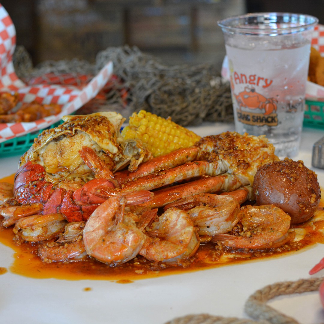 🍤 Head-off shrimp, snow crab cluster, lobster tail, king crab knuckles, corn and potato for $40. ONLY available this Sunday (11/12) and Monday (11/13). 🏟️🏈 #NFL #MixedBagSpecials #SeafoodLovers #GameDayEats #NFLSeason #WeeklySpecials #NFLFoodie #SundayFunday #AngryCrabShack