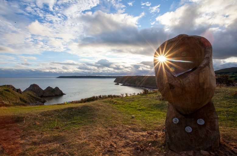 We hope you’ve had a restful Sunday. Here’s a beautiful photo of a Gower Coast Path sculpture at sunset to set you up for the coming week. visitswanseabay.com