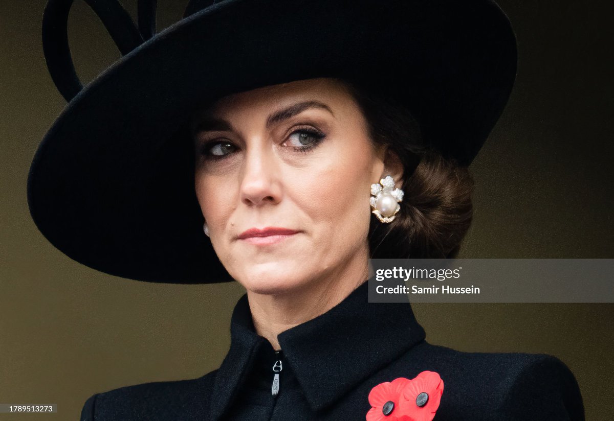 dataduchess2's tweet photo. I cannot decide whether her earrings today are part of a set with her pearl oak leaf brooch, or detachable from the brooch.  @courtjeweller seems to be leaning towards the latter and I trust her judgement! https://t.co/GTd3YXD14V