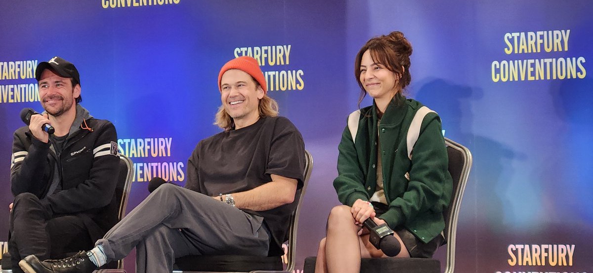 canaryava's tweet image. -Who is the best kisser?
Tala: are you ready? .... Maisie! C'mon!

#SaveLegendsOfTomorrow