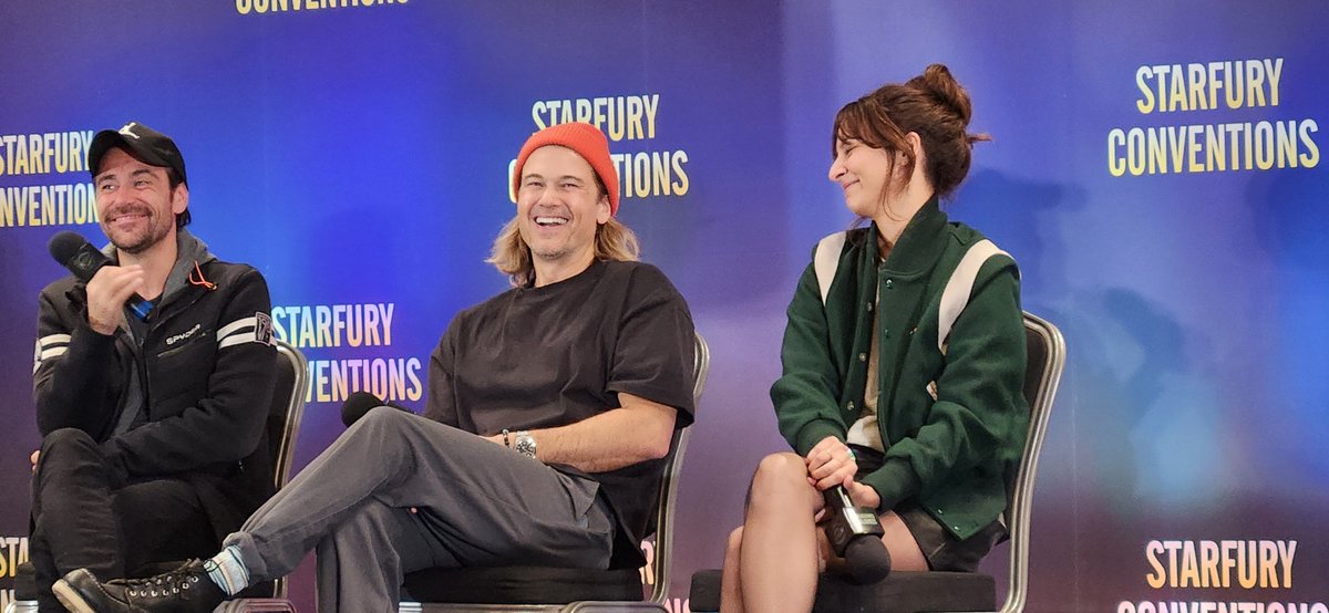 canaryava's tweet image. -Who is the best kisser?
Tala: are you ready? .... Maisie! C'mon!

#SaveLegendsOfTomorrow