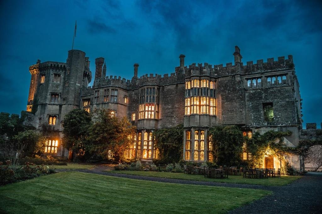 Plantripio's tweet image. 3. Thornbury Castle, England

Step into Tudor luxury at #ThornburyCastle, England. Once owned by Henry VIII, this castle offers a regal experience. 👑 #EnglishHeritage #CastleHotels @thornburycastl @VisitEngland