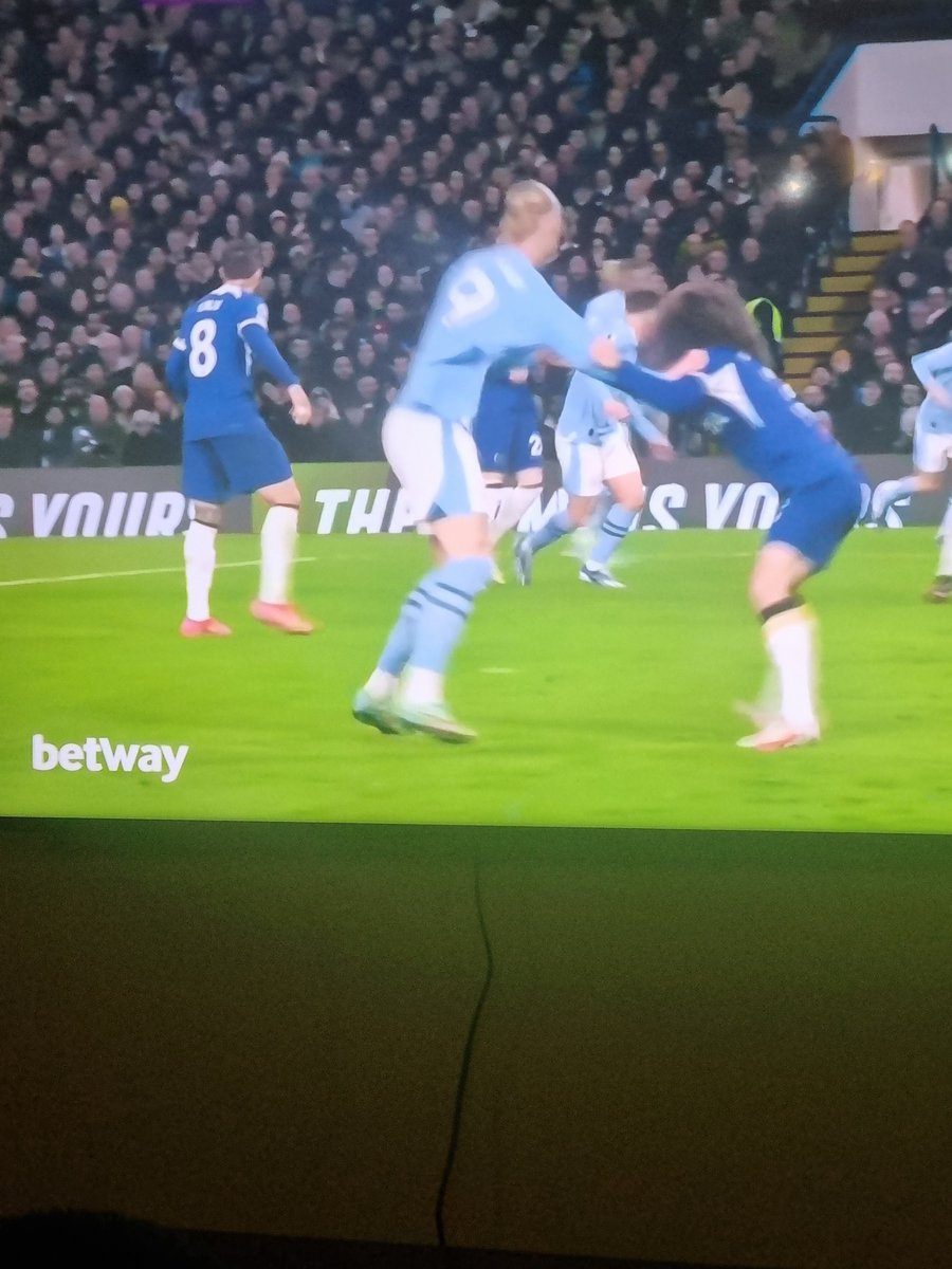 Haaland sends GK Sanchez wrong with a PK goal. Cucurella fouled. Thiago Silva levels 1-1 with a nice header from a corner kick #CHEMCI #MCFC #CFC