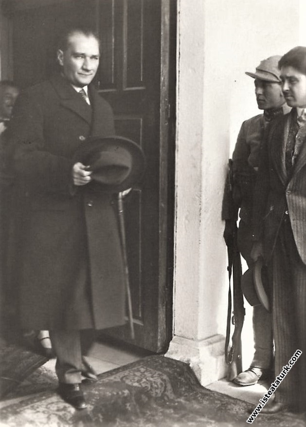 Ulu Önder Gazi Mustafa Kemal Atatürk'ün Isparta Orduevi’nden ayrılışı. (06.03.1930) 
#UmudumuzSonsuz 
#Atamİzindeyiz