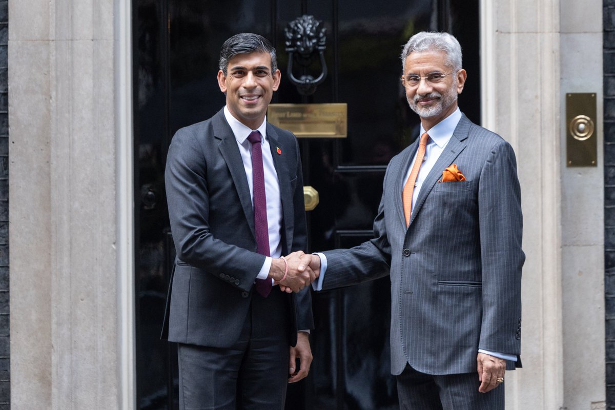 10DowningStreet's tweet photo. The Prime Minister @RishiSunak welcomed @DrSJaishankar to Downing Street this evening.

Together they expressed their very best wishes as Indian communities around the world begin #Diwali celebrations.

🇬🇧🇮🇳 https://t.co/gjCxQ0vr8d