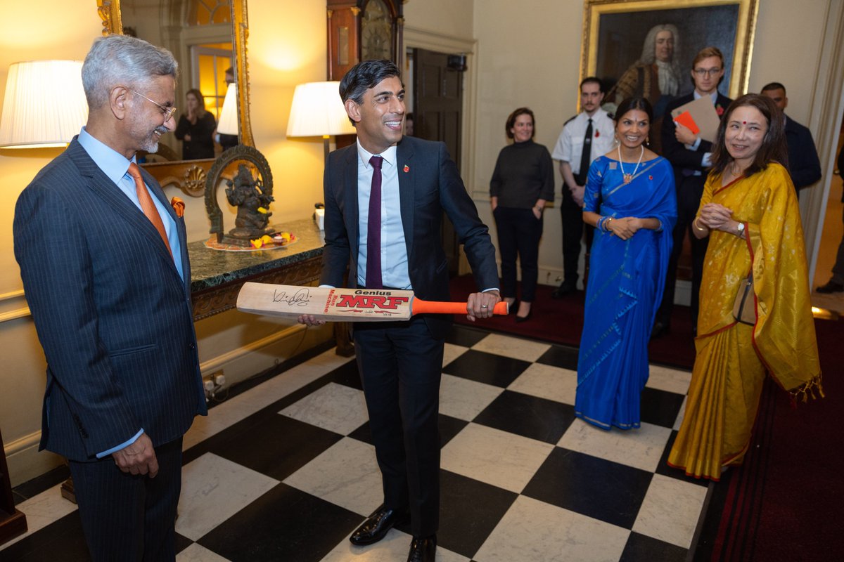 The Prime Minister @RishiSunak welcomed @DrSJaishankar to Downing Street this evening. Together they expressed their very best wishes as Indian communities around the world begin #Diwali celebrations. 🇬🇧🇮🇳