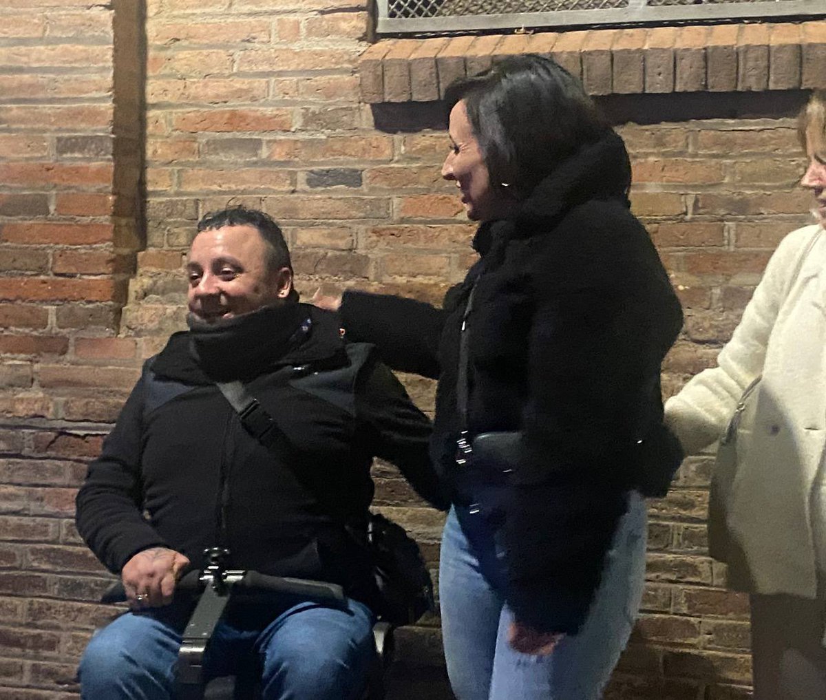 VoxTerrassa's tweet photo. Hemos estado con Manolo. 

Esta semana él y su sobrina, menor de edad, fueron brutalmente agredidos en #Terrassa por un cobarde separatista.

¿El motivo? Llevar un llavero con la bandera de España.

La violencia de estos totalitarios no harán que demos ni un sólo paso atrás 💪 https://t.co/pqO0EAqugC